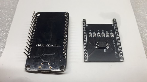 Fotos da montagem do módulo de expansão Flash acoplado embaixo do módulo ESP32, evidenciando os 4 pinos cortados (D14, D33, D32, D15)