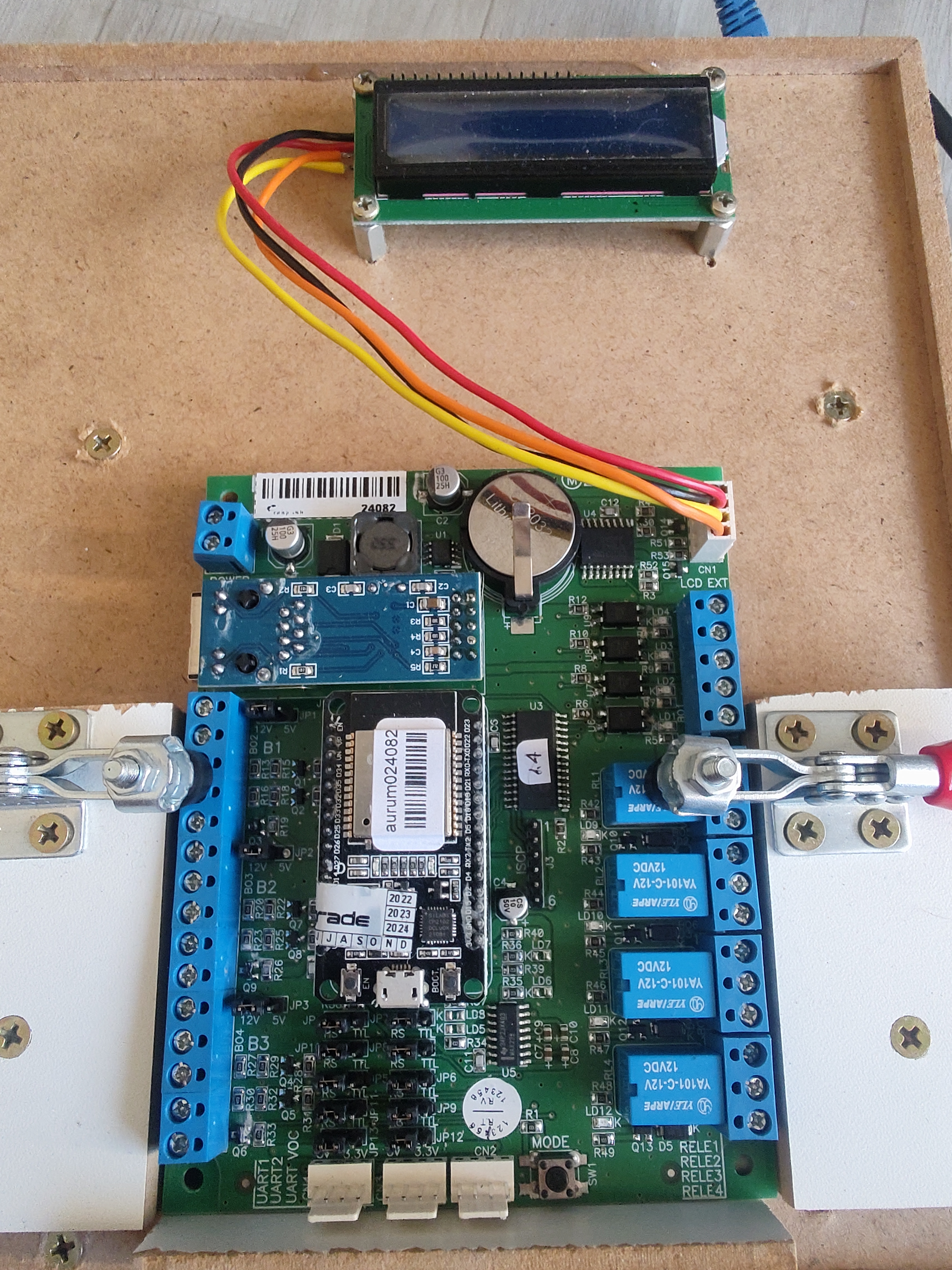 Foto da jiga de testes AURUM com a PCI instalada e o display aceso