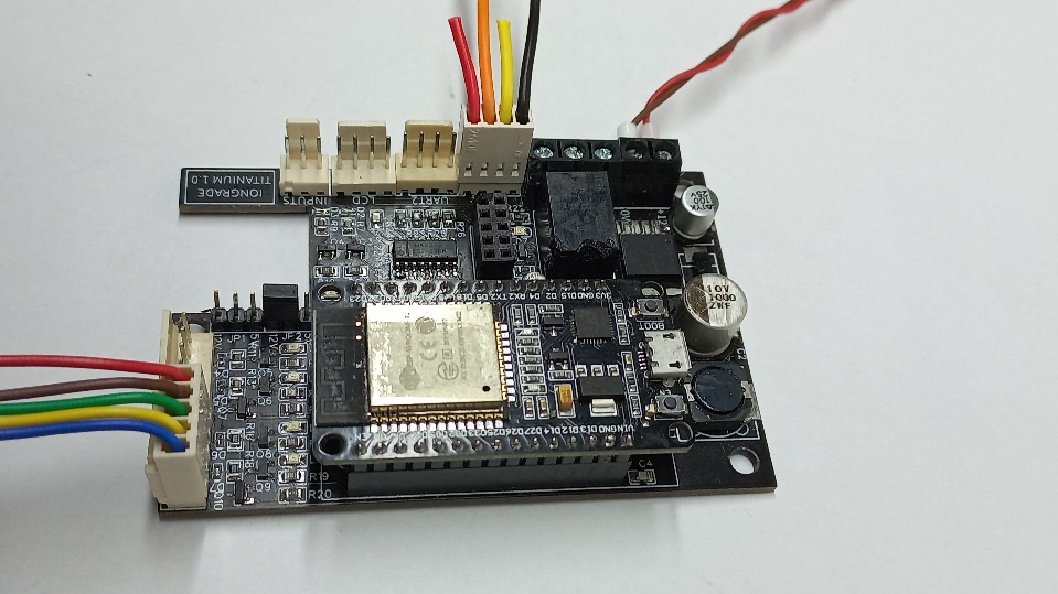 Localização da UART OUTPUT no módulo IODINE com o rabicho KK conectado