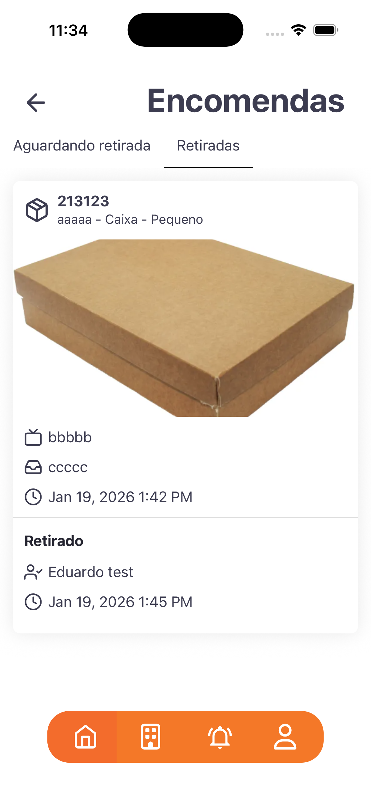 Cada encomenda mostra identificação, foto e detalhes; quando retirada, exibe quem retirou e quando.