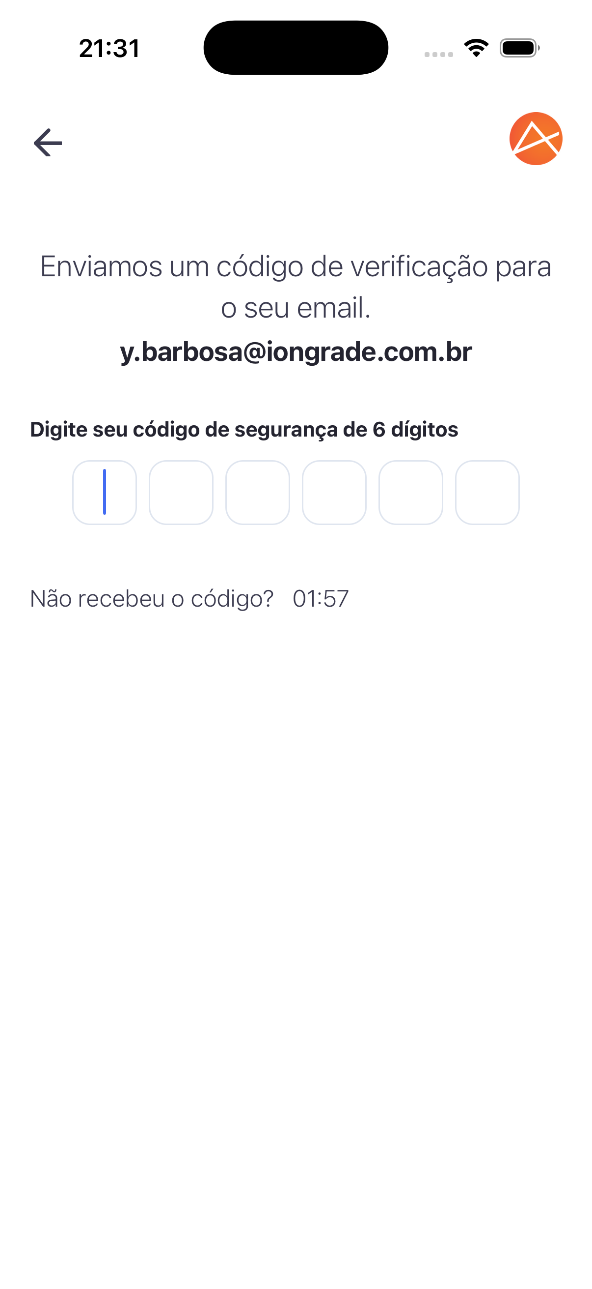 O app valida um código de 6 dígitos enviado ao e-mail, com reenvio temporizado.