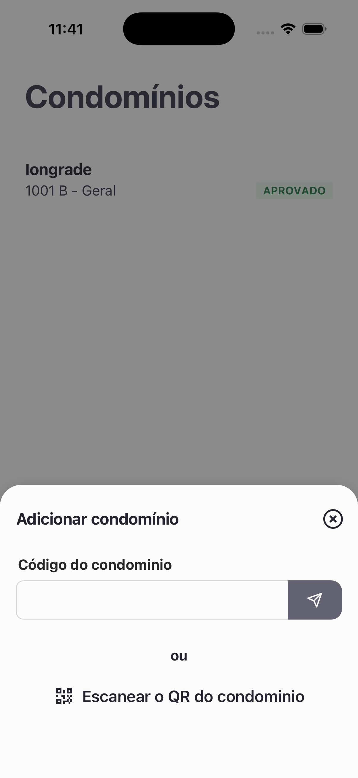 O vínculo é feito pelo código do condomínio ou escaneando o QR Code fornecido pela administração.