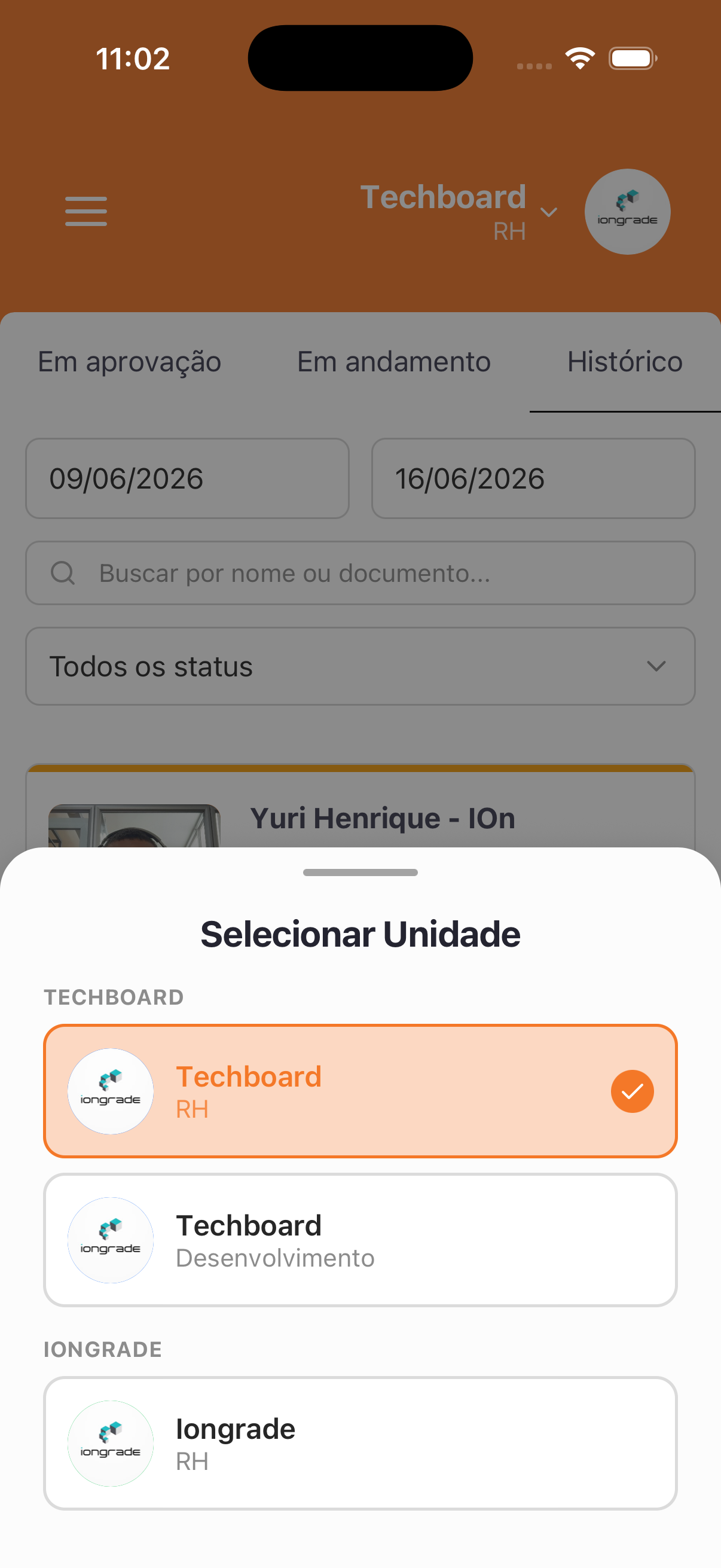 Quem atende a mais de uma unidade troca a unidade ativa em Selecionar Unidade, agrupada por empresa.
