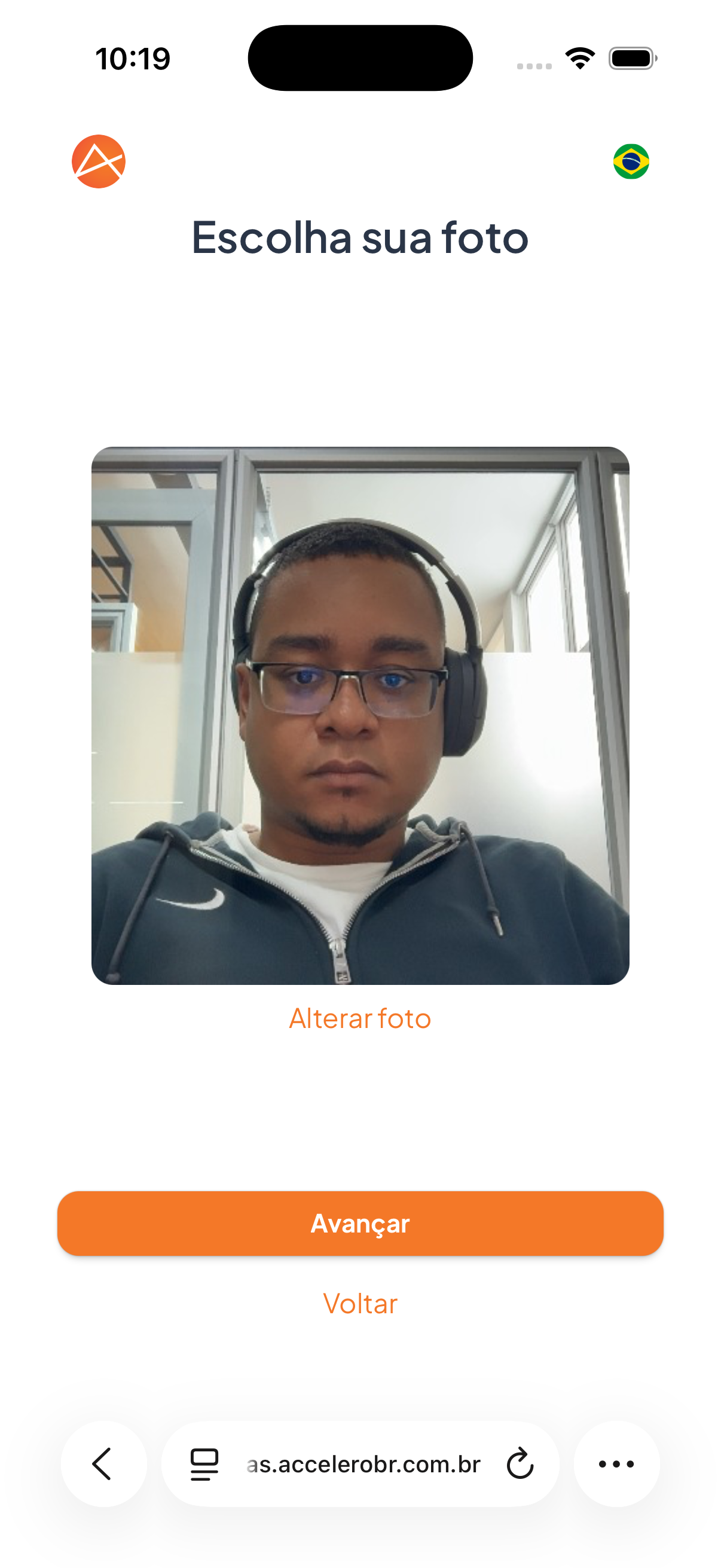 Após a captura, o visitante revisa a foto e pode refazê-la em Alterar foto antes de Avançar.
