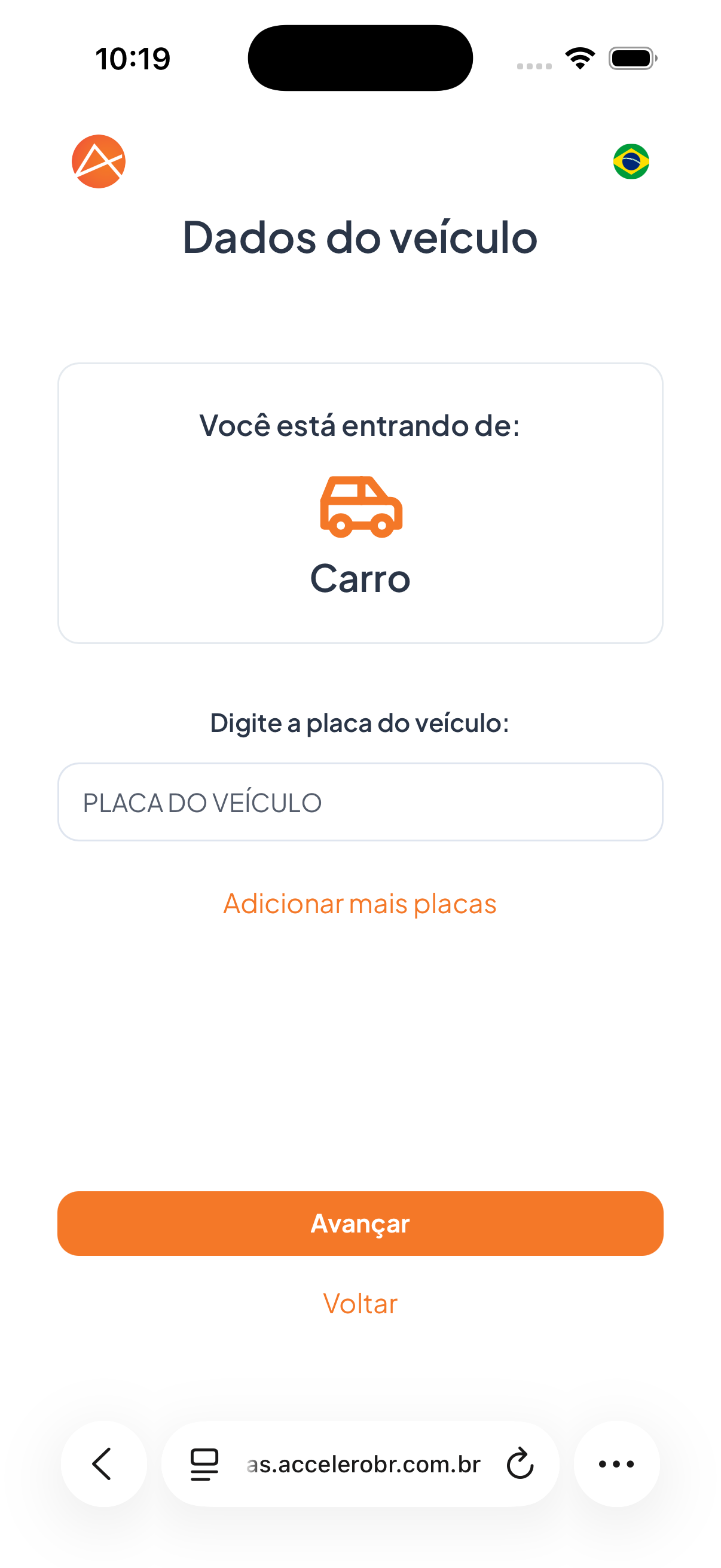 Quando a entrada é por veículo, o visitante informa a placa (e pode adicionar mais de uma).