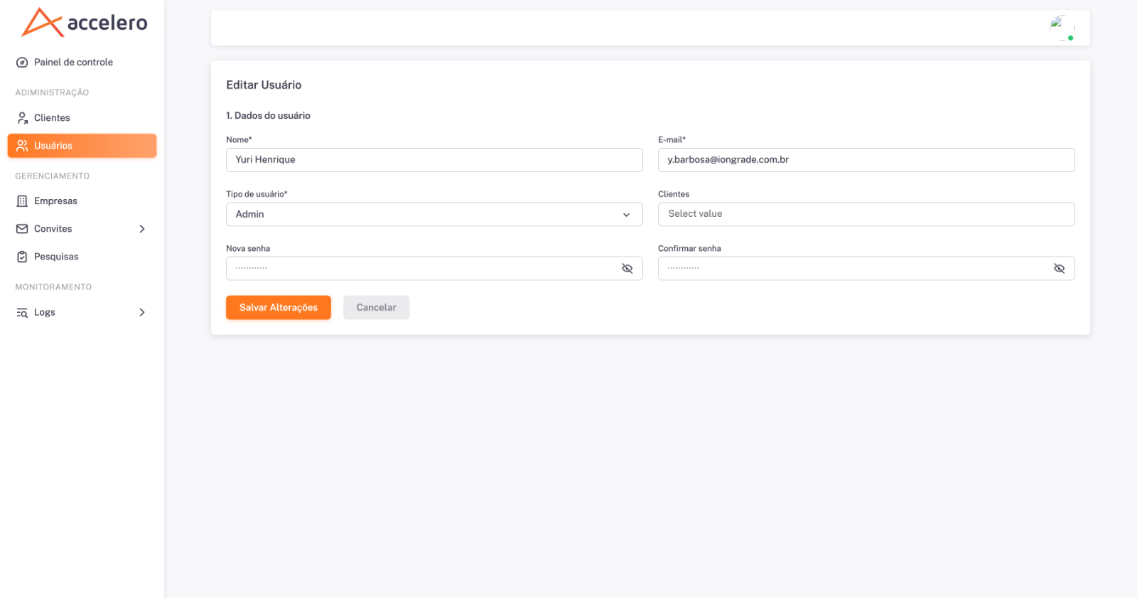 O formulário do usuário define nome, e-mail de login, tipo de usuário, vínculo a clientes e a senha de acesso ao painel.