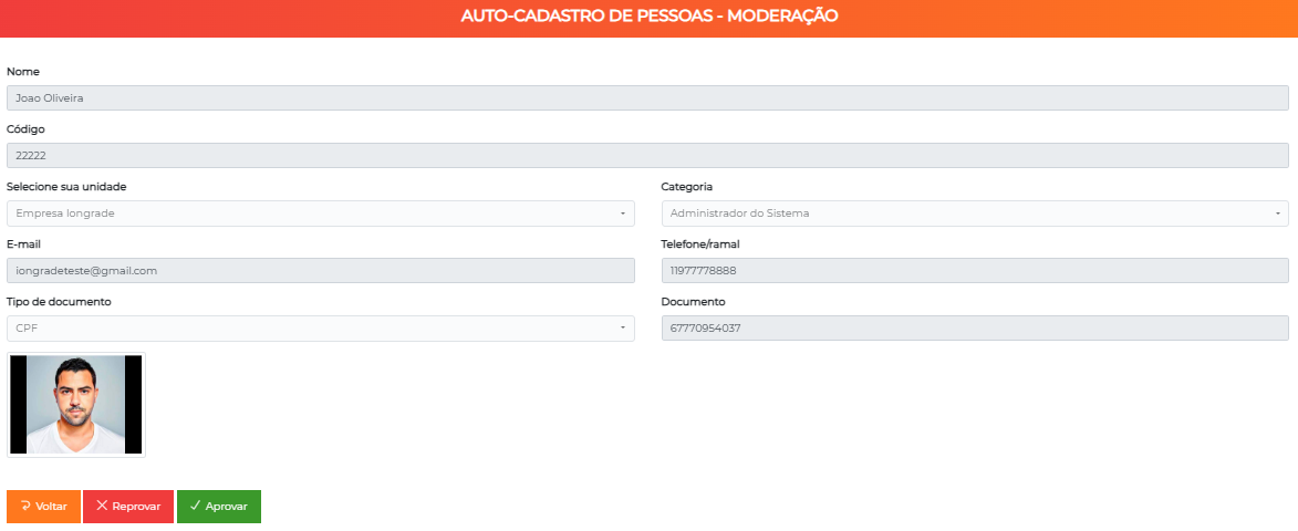 Tela de moderação individual de um auto-cadastro, com os dados em modo leitura e os botões Voltar, Reprovar e Aprovar