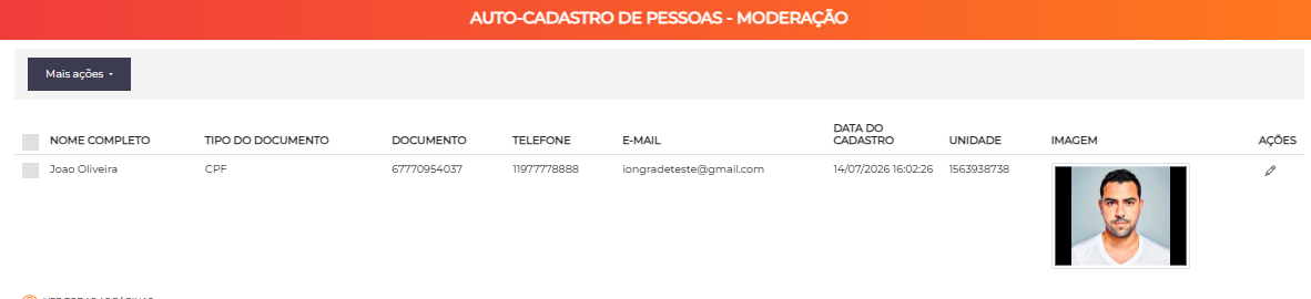 Lista de moderação do auto-cadastro de pessoas, com as colunas e o menu Mais ações