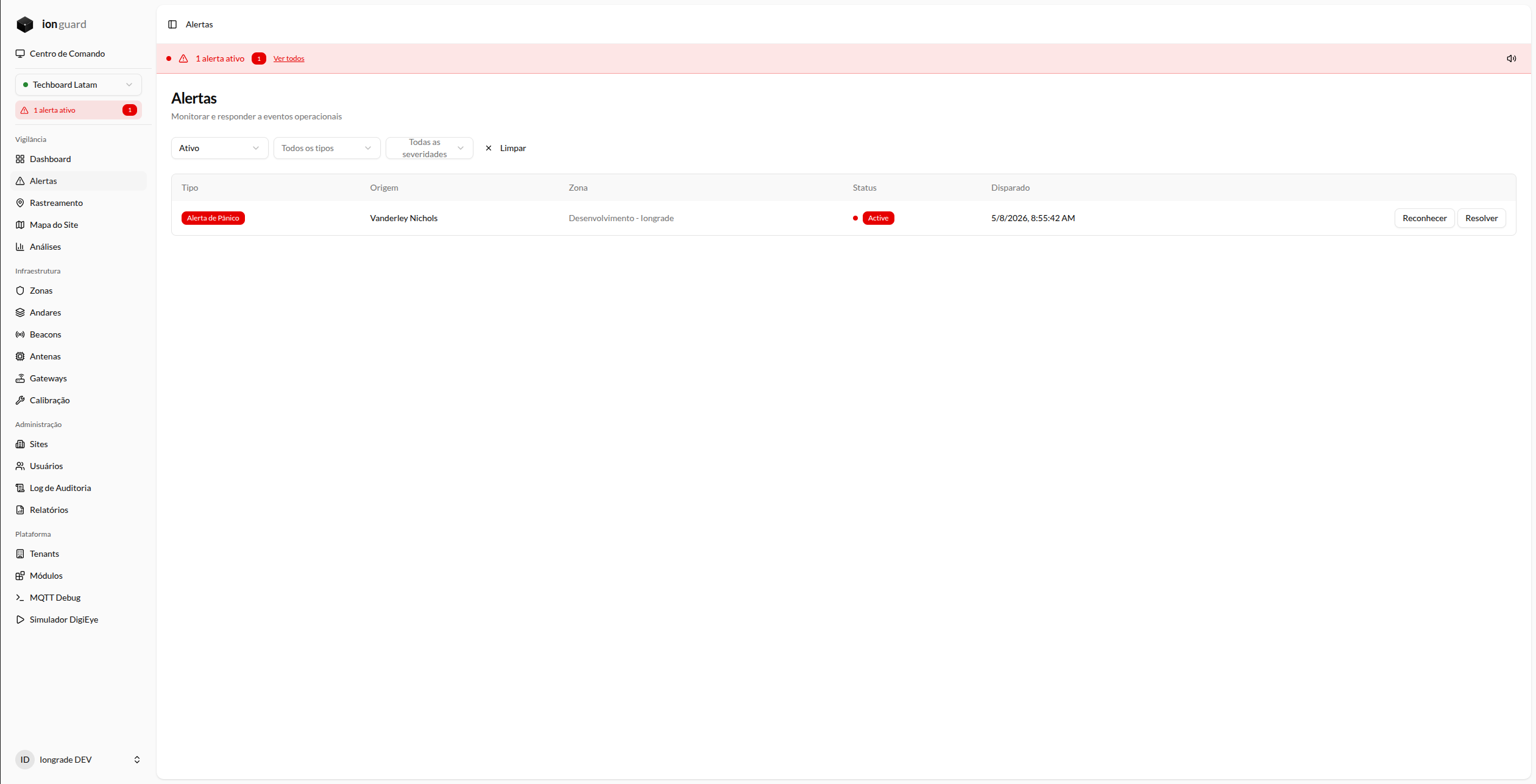 Lista de alertas com filtros (tipo, severidade, status, período) e ações inline de Reconhecer/Resolver